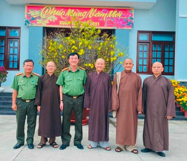 Ban Trị sự GHPGVN tỉnh Long An chụp hình cùng Đại tá Lâm Minh Hồng, Giám đốc Công An tỉnh 10-2- ảnh: Lệ Ngôn Ban Trị sự GHPGVN tỉnh Long An chụp hình cùng Đại tá Lâm Minh Hồng, Giám đốc Công An tỉnh 10-2- ảnh: Lệ Ngôn