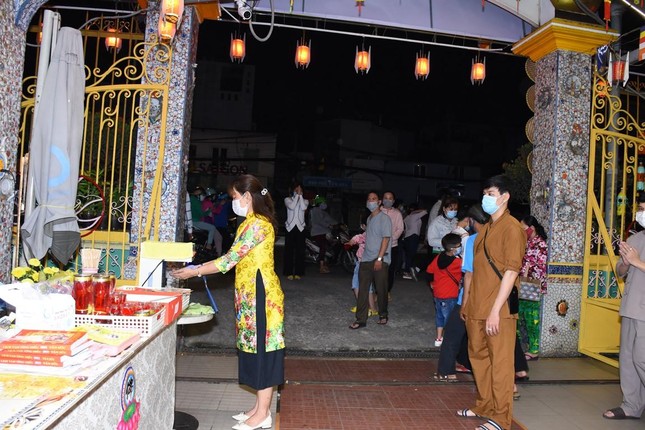 Yêu cầu sát khuẩn và đeo khẩu trang khi vào chùa