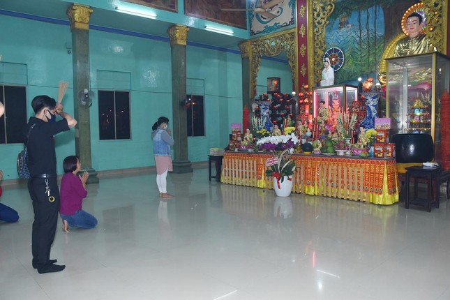 Giao thừa chỉ đến chùa lễ Phật tại chùa Tuyền Lâm - Q.6