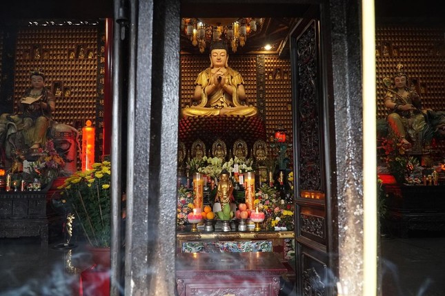 Chánh điện uy nghiêm trong khói hương mờ quyện ngày đầu năm