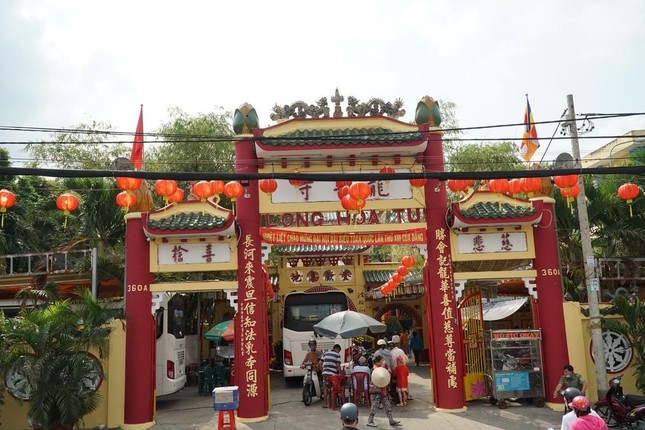 Khi vào cổng, khách viếng chùa được yêu cầu sát khuẩn và đeo khẩu trang để phòng chống dịch