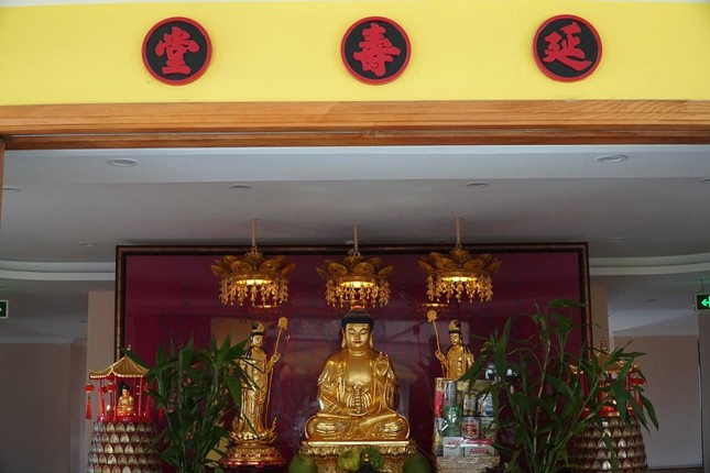 Diên thọ đường - nơi tôn thờ Phật Dược Sư và Bồ-tát Nhật Quang, Nguyệt Quang