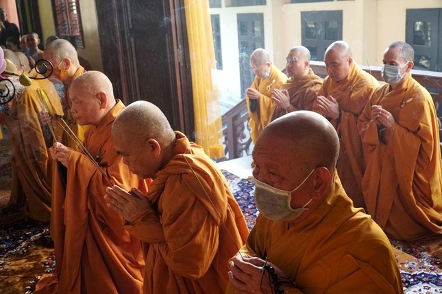 Hòa thượng Thích Thiện Nhơn, Chủ tịch Hội đồng Trị sự cùng chư vị Phó Chủ tịch, Trưởng các ban viện Trung ương GHPGVN đến đảnh lễ, tưởng niệm Đại lão Hòa thượng tại thiền viện Vạn Hạnh