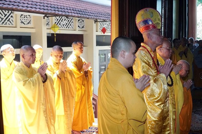 Nghi lễ tưởng niệm tại thiền viện Vạn Hạnh, Hòa thượng Thích Huệ Tâm làm sám chủ