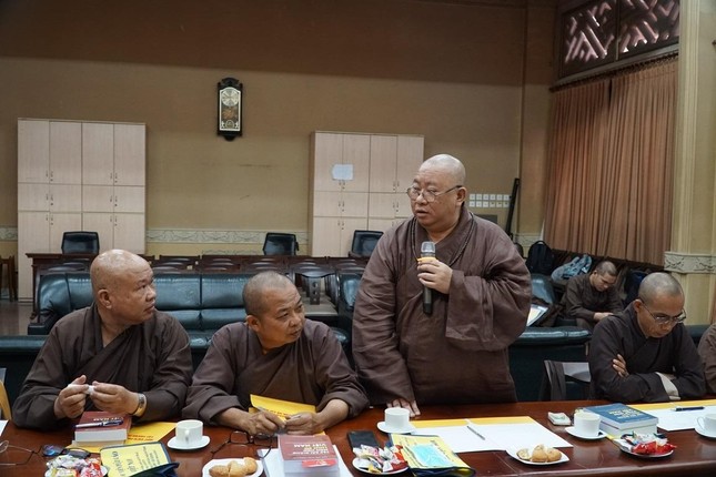 Thượng tọa Thích Đồng Văn, trình bày công việc của phòng Sau Đại học Thượng tọa Thích Đồng Văn, trình bày công việc của phòng Sau Đại học