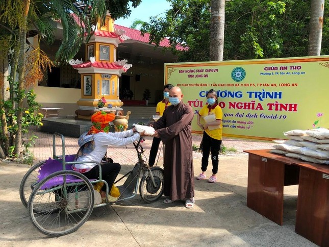 Đại đức Thích Lệ Ngôn trao gạo đến người có hoàn cảnh khó khăn trên địa bàn