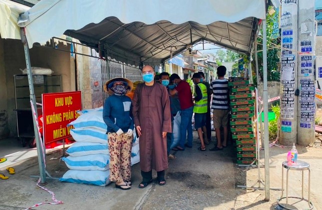 Trao quà tại Hẻm Vũ Bảo ấp 5A, xã Vĩnh Lộc A Trao quà tại Hẻm Vũ Bảo ấp 5A, xã Vĩnh Lộc A