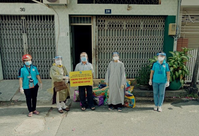 Thượng tọa Thích Từ Trí đại diện Ban Trị sự trao quà tượng trung đến lãnh đạo các khu phố Thượng tọa Thích Từ Trí đại diện Ban Trị sự trao quà tượng trung đến lãnh đạo các khu phố