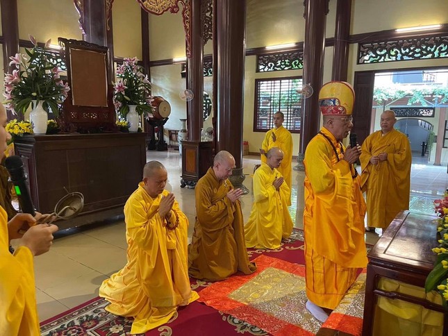 Hòa thượng Thích Huệ Chúc, sám chủ lễ cúng ngọ tại chánh điện thiền viện Vạn Hạnh (TP.HCM) - Ảnh: F. TTĐ