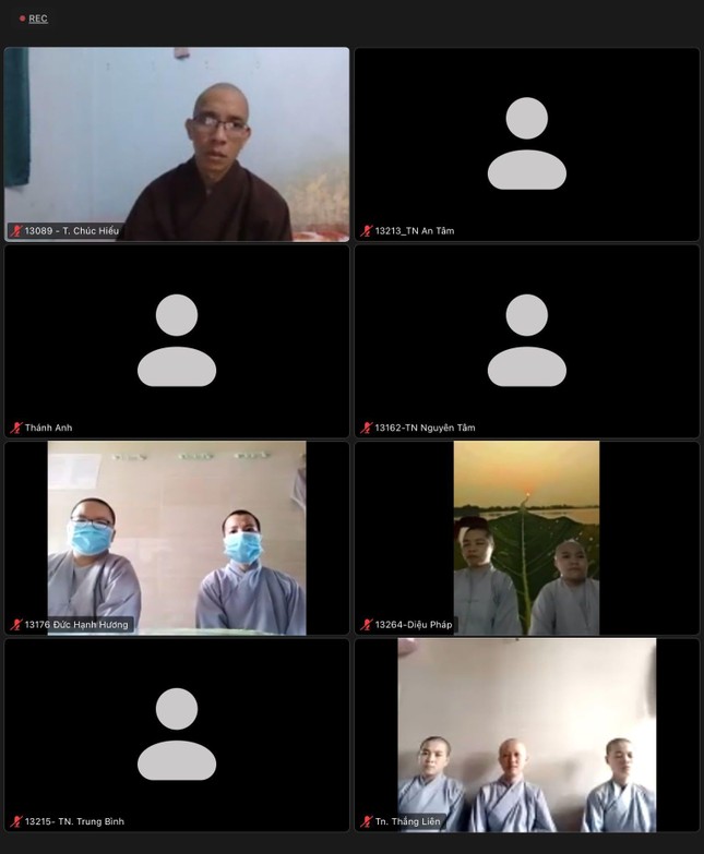 Các Tăng, Ni sinh đang tu học nội trú tham gia Các Tăng, Ni sinh đang tu học nội trú tham gia