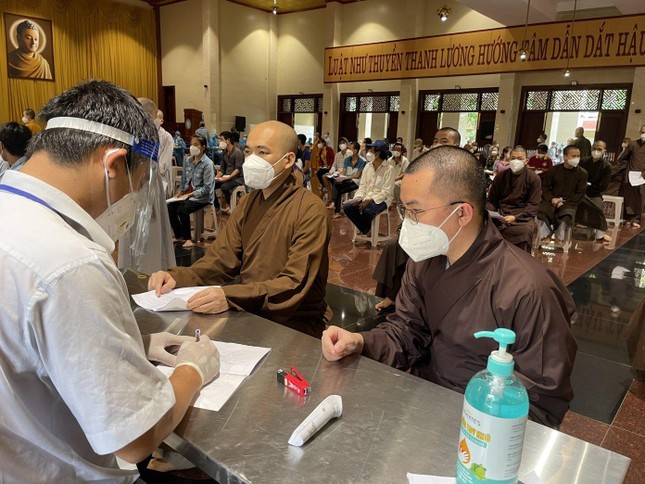 Các Tăng, Ni sinh được khám sàn lọc, đo huyết áp kiểm tra sức khỏe