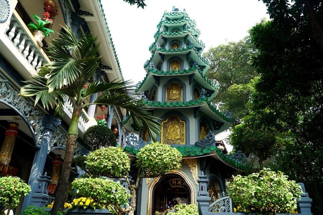 Bảo tháp trong khuôn viên chùa Pháp Hoa