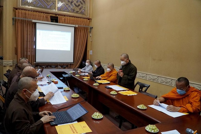 Chư tôn đức tham dự phiên họp trực tiếp sau 5 tháng kể từ khi thành phố bùng dịch Chư tôn đức tham dự phiên họp trực tiếp sau 5 tháng kể từ khi thành phố bùng dịch