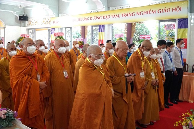 Thực hiện nghi thức chào cờ trước khi vào đại hội