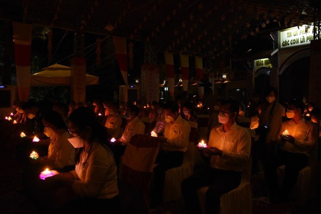 Những ngọn nến truyền tay nhau về niềm tin thế giới hòa bình chúng sinh an lạc Những ngọn nến truyền tay nhau về niềm tin thế giới hòa bình chúng sinh an lạc