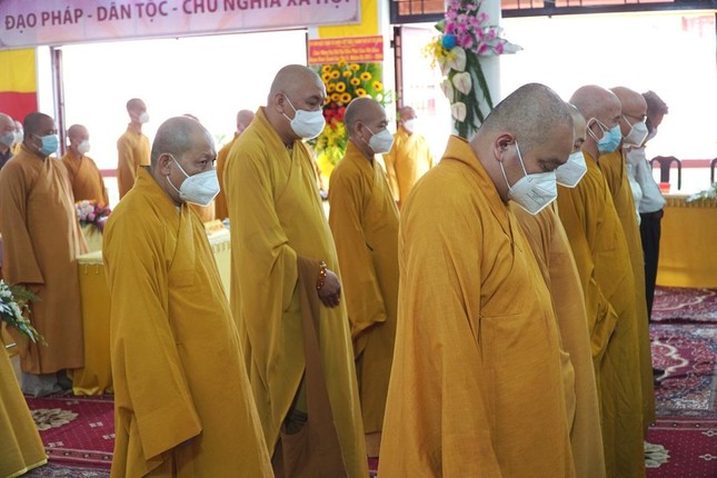 Thực hiện nghi thức chào Quốc kỳ và Đạo kỳ