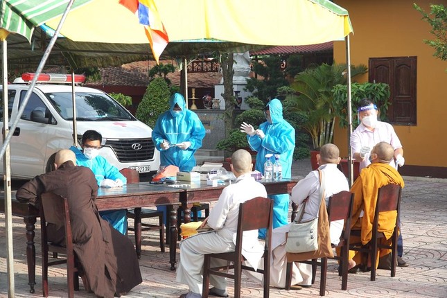 Test Covid-19 cho các đại biểu tham dự phiên trù bị sáng nay