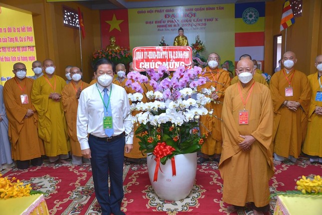 Ông Lê Văn Thinh, Bí thư Quận ủy tặng hoa đến tân Ban Trị sự Phật giáo quận Bình Tân