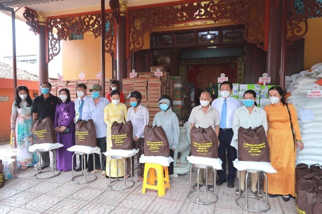 Trao 1.000 phần quà đến người dân trên địa bàn quận Bình Tân - Ảnh: Anh Quốc