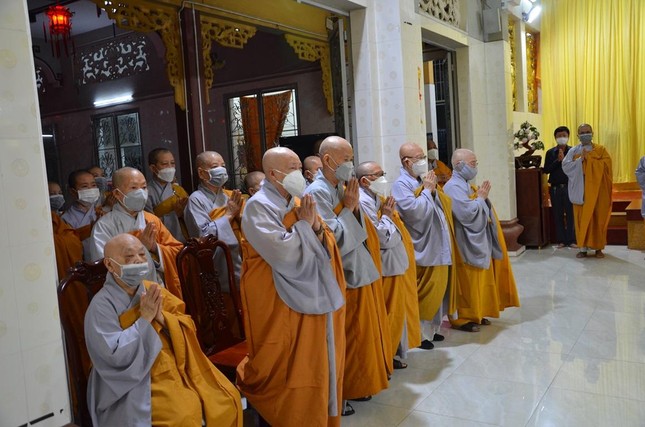 Ni trưởng Thích nữ Tịnh Nguyện và chư tôn đức Ni thành tâm cầu nguyện