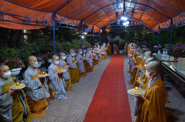 Chư Ni thành kính cung đón nhục thân Ni trưởng từ nơi hương thất đến Giác linh đường