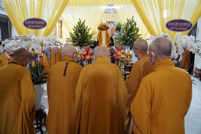 Chư tôn đức nhất tâm cầu nguyện Chơn linh Ni trưởng cao đăng Phật quốc