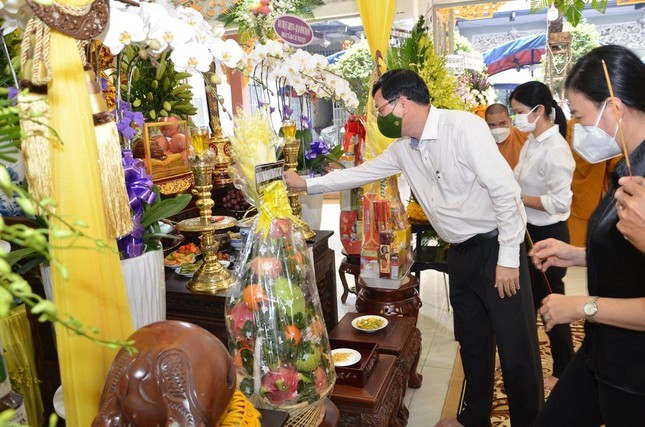 Lãnh đạo chính quyền quận Bình Thạnh kính viếng Ni trưởng Thích nữ Như Đức Lãnh đạo chính quyền quận Bình Thạnh kính viếng Ni trưởng Thích nữ Như Đức