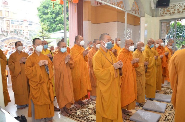 Chư tôn đức Ban Trị sự Phật giáo quận Bình Thạnh nhất tâm cầu nguyện