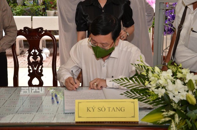 Ông Vũ Ngọc Tuất, Bí thư Quận ủy ghi sổ tang Ông Vũ Ngọc Tuất, Bí thư Quận ủy ghi sổ tang