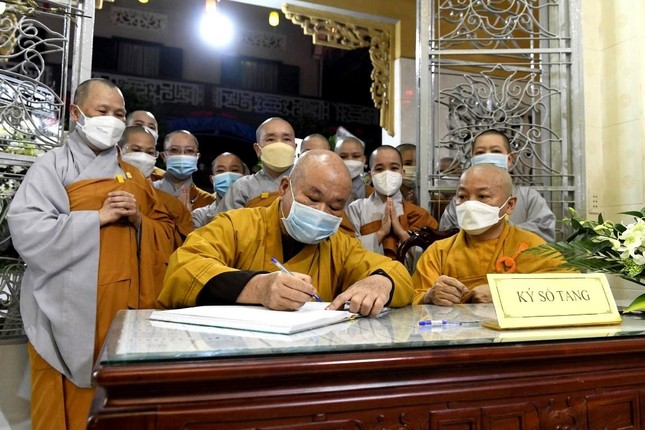 Thượng tọa Thích Phước Đạt, Phó Viện trưởng Học viện Phật giáo VN tại TP.HCM ký sổ tang Thượng tọa Thích Phước Đạt, Phó Viện trưởng Học viện Phật giáo VN tại TP.HCM ký sổ tang