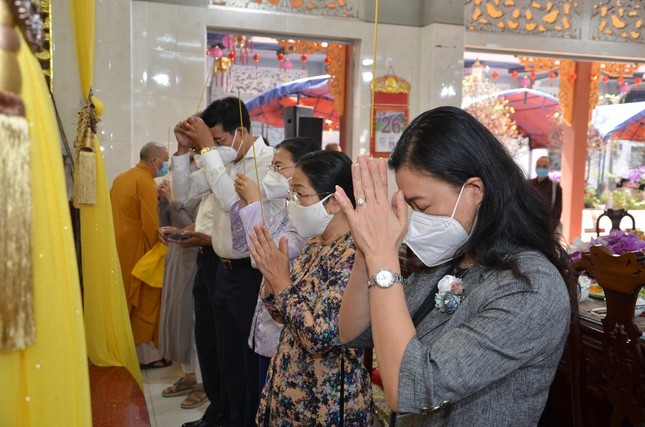 Bà Võ Thị Dung, bà Phan Kiều Thanh Hương và lãnh đạo TP.HCM thắp hương tưởng niệm Bà Võ Thị Dung, bà Phan Kiều Thanh Hương và lãnh đạo TP.HCM thắp hương tưởng niệm