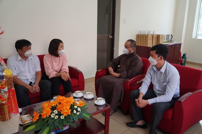 Thượng tọa Thích Tâm Hải đã trao đổi với bà Phạm Thị Yến Bình về hoạt động của Tòa soạn báo Giác Ngộ