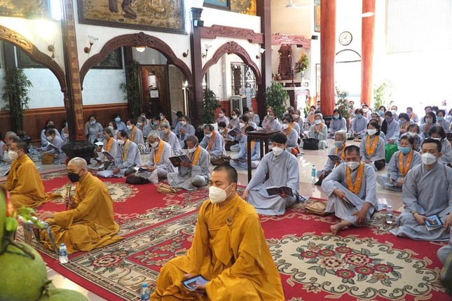 Chư Tăng hướng dẫn Phật tử tụng kinh Dược sư
