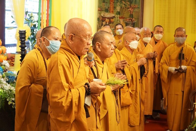 Hòa thượng Thích Như Niệm cử hành nghi thức sái tịnh Hòa thượng Thích Như Niệm cử hành nghi thức sái tịnh