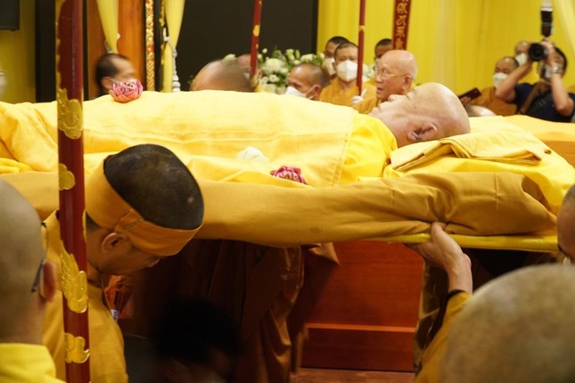 Cung thỉnh nhục thân Hòa thượng rời thiền thất đến Giác linh đường nhập kim quan Cung thỉnh nhục thân Hòa thượng rời thiền thất đến Giác linh đường nhập kim quan