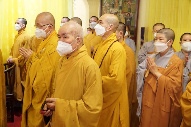 Chư tôn đức Tăng, Ni trong quận đã đến về chứng minh Chư tôn đức Tăng, Ni trong quận đã đến về chứng minh