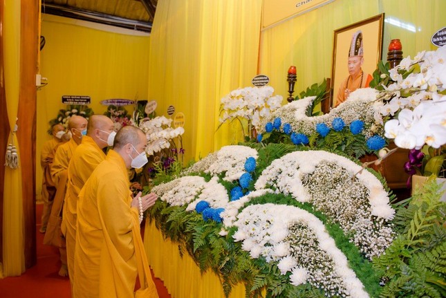 Chư tôn đức Ban Trị sự Phật giáo thành phố nhiễu quanh kim quan để tiễn biệt - Ảnh: Đăng Huy