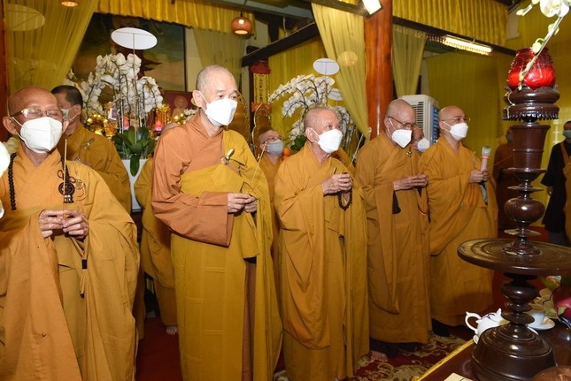 Chư tôn đức chứng minh và Thường trực Phật giáo quận Phú Nhuận viếng tang chiều nay