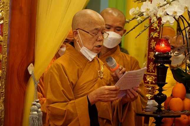 Hòa thượng Thích Nhật Lang cung tuyên tiểu sử cố Hòa thượng Thích Hạnh Thu