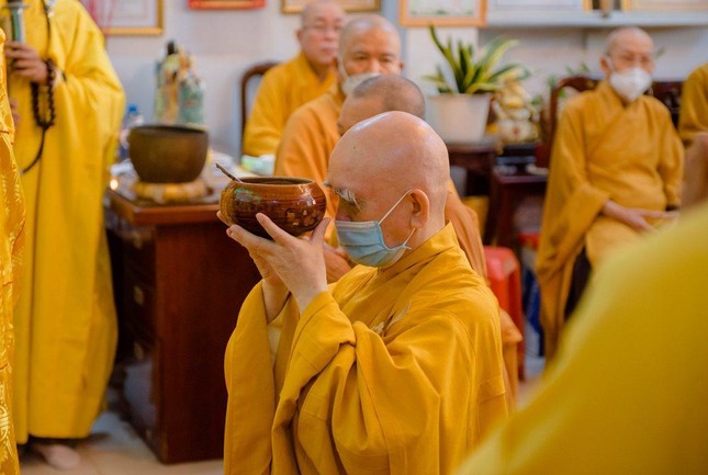 Thượng tọa Thích Thông Đức dâng phạn cúng dường tôn sư Thượng tọa Thích Thông Đức dâng phạn cúng dường tôn sư