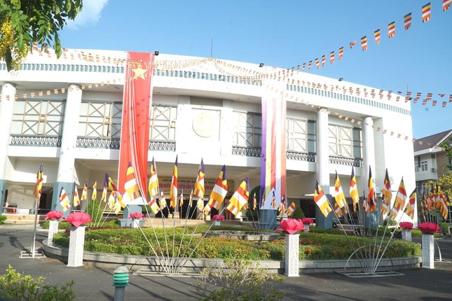 Cờ Phật giáo và cờ Tổ quốc được treo tạo điểm nhấn cho mặt tiền hội trường Cờ Phật giáo và cờ Tổ quốc được treo tạo điểm nhấn cho mặt tiền hội trường