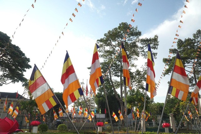 Cờ Phật giáo và hoa sen được trang trí mặt tiền Hội trường Cờ Phật giáo và hoa sen được trang trí mặt tiền Hội trường