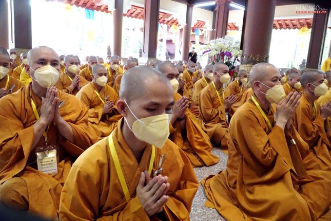 Các giới tử thọ Tỳ-kheo tụng Luật tại chánh điện thiền viện Thường Chiếu