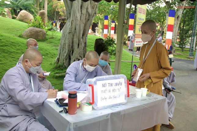 Trong suốt thời gian thọ giới, các giới tử không được sử dụng các thiết bị điện tử Trong suốt thời gian thọ giới, các giới tử không được sử dụng các thiết bị điện tử