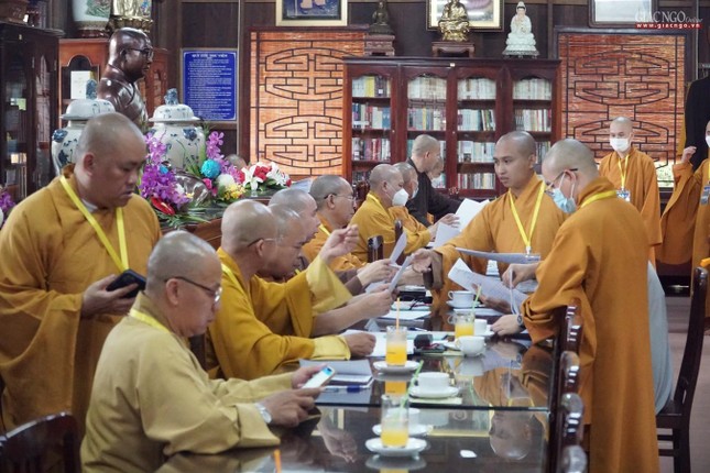 Các giám khảo thảo luận để chọn ra bài đạt điểm cao