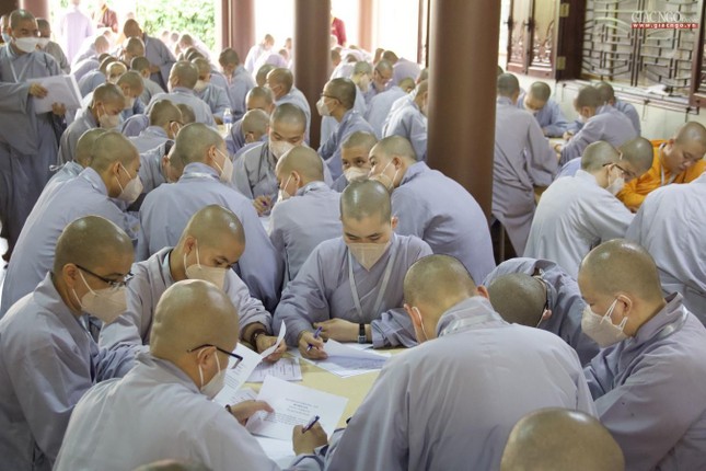 Các giới tử Ni nghiêm túc làm bài