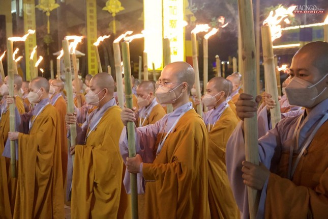 Một ngày đã hết, buông bỏ mọi thế sự để tâm được rỗng rang