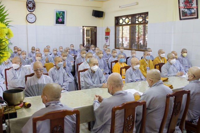 Chư tôn đức Ban Giám khảo Ni và các giới tử Ni