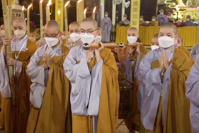 Nhắc nhở giới tử nhiếp tâm đừng phóng túng