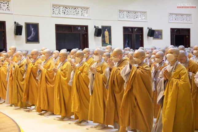 Giới tử Tỳ-kheo-ni chí thành sám hối